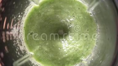 提供绿色素面冰沙的搅拌机。